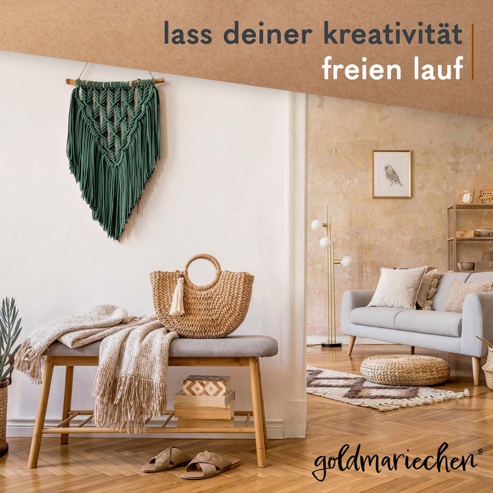 Wohnraum mit Makramee Kunstwerken in Tannengrün Wohnraum mit Makramee Kunstwerken in Tannengrün