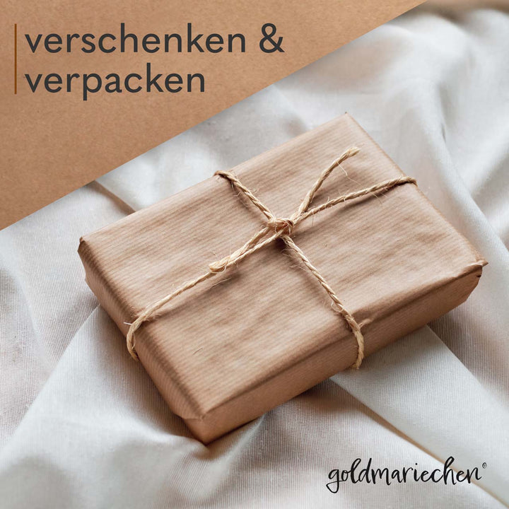 Eingepacktes Geschenk mit Jutegarn umwickelt